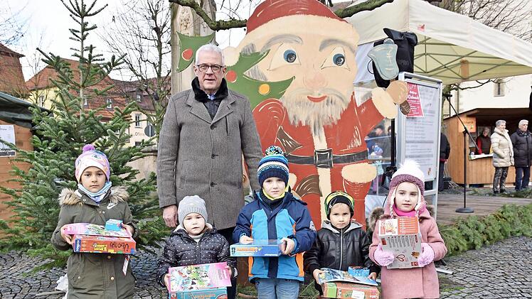 Beim Nikolausmarkt der Hobbybastler in Haßfurt ehrte der Straßenfest-Förderverein die Gewinner des Luftballonweitflugwettbewerbs. Unser Bild zeigt (von links) Asmin Nayir, Jana Schnell, Jonas Veit, Lucas Huber und Aurelia Reinwand, die den sechsten Preis für ihre Schwester Carla entgegennahm, mit Bürgermeister Günther Werner.  Foto: Ulrike Langer