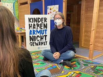 Bettina Dörfling vom Kinderschutzbund hört den Schilderungen von Johanna* zu.
