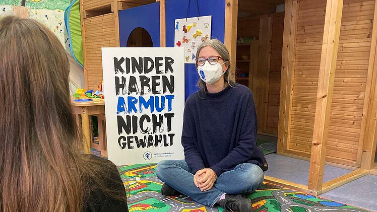 Bettina Dörfling vom Kinderschutzbund hört den Schilderungen von Johanna* zu.