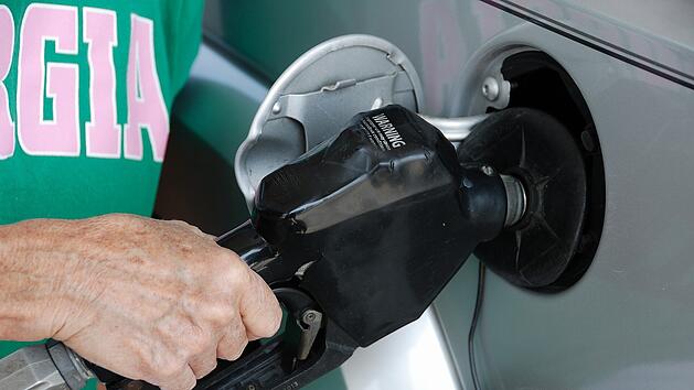 Einige fragen sich aktuell, ob sie Heizöl oder Pflanzenöl anstatt des teuren Diesels tanken können. Der ADAC klärt auf.