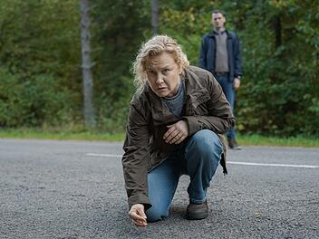 Bei ihren Nachforschungen stoßen die Ermittlerin Hannah (Eva Melander) und ihr Chef Gordon (Hannes Fohlin) auf Spuren des Unfalls, der in Folge eins der Nordic-Noir-Serie eine Reihe von Ereignissen in Bewegung setzt ...