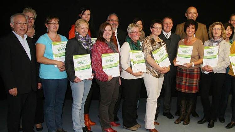 Die Erzieherinnen mit ihren Urkunden. Foto: Adam