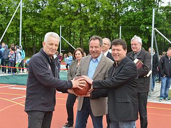 Zur Eröffnung der Schulsportanlage überreicht Norbert Sieben Rektor Hans-Martin Seuberth und Bürgermeister Carsten Joneitis (von links) einen besonderen Ball, im Hintergrund die beiden Pfarrer Stefan Hartmann und Andreas Schlechtweg (links). Foto: Ronald Rinklef