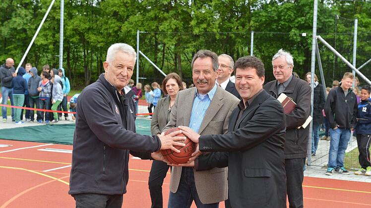 Zur Eröffnung der Schulsportanlage überreicht Norbert Sieben Rektor Hans-Martin Seuberth und Bürgermeister Carsten Joneitis (von links) einen besonderen Ball, im Hintergrund die beiden Pfarrer Stefan Hartmann und Andreas Schlechtweg (links). Foto: Ronald Rinklef