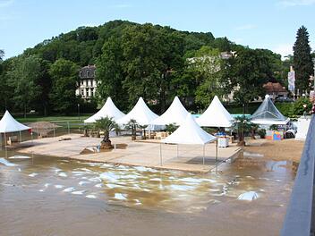 Land unter am "Stadtstrand". Die Saale spülte eine Menge Sand weg, richtete aber keine größeren Schäden an. Fotos: Edgar Bartl,Peter Rauch, Hans Peter Reuß
