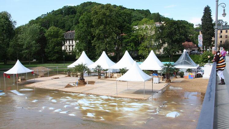 Land unter am "Stadtstrand". Die Saale spülte eine Menge Sand weg, richtete aber keine größeren Schäden an. Fotos: Edgar Bartl,Peter Rauch, Hans Peter Reuß