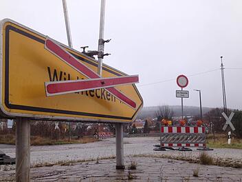 Besonders sanierungsbedürftig ist der Bahnübergang, die Straße senkt sich immer tiefer. Foto: Sebastian Schmitt-Mathea