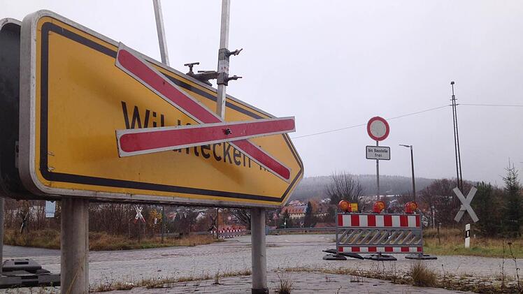 Besonders sanierungsbedürftig ist der Bahnübergang, die Straße senkt sich immer tiefer. Foto: Sebastian Schmitt-Mathea