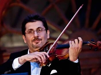 Gyula Mezei leitet die "Altstadt-Serenade" der "Coburger Sommeroperette" vor dem Jagdschloss Bad Rodach. Das Konzert am Dienstag beginnt um 20.30 Uhr.Foto: Archiv/Jochen Berger