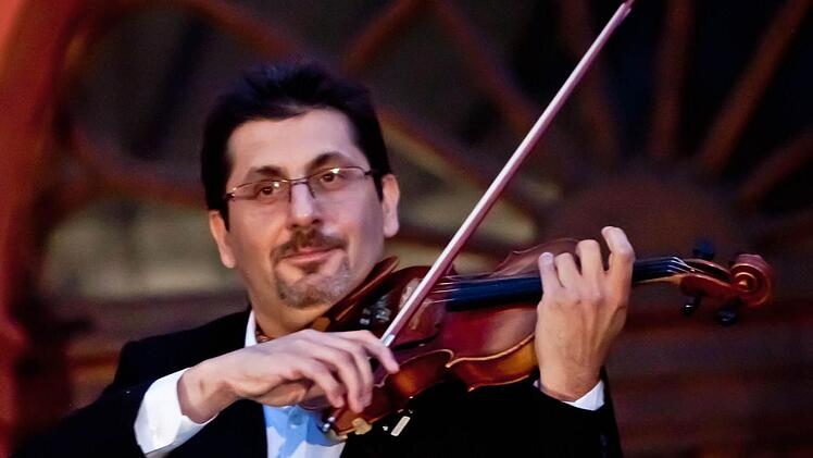 Gyula Mezei leitet die "Altstadt-Serenade" der "Coburger Sommeroperette" vor dem Jagdschloss Bad Rodach. Das Konzert am Dienstag beginnt um 20.30 Uhr.Foto: Archiv/Jochen Berger