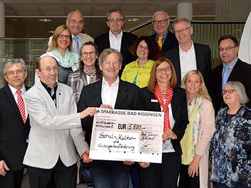 5800 Euro aus dem Spendentopf des Sparkassen-PS-Sparens gingen an zwölf Kissinger Vereine, Schulen und Kindergärten. Die beiden Geschäftsstellenleiter Christoph Behr (Bad Kissingen) und Karin Matthes (Garitz) überreichten den symbolischen Scheck. Foto: Peter Rauch