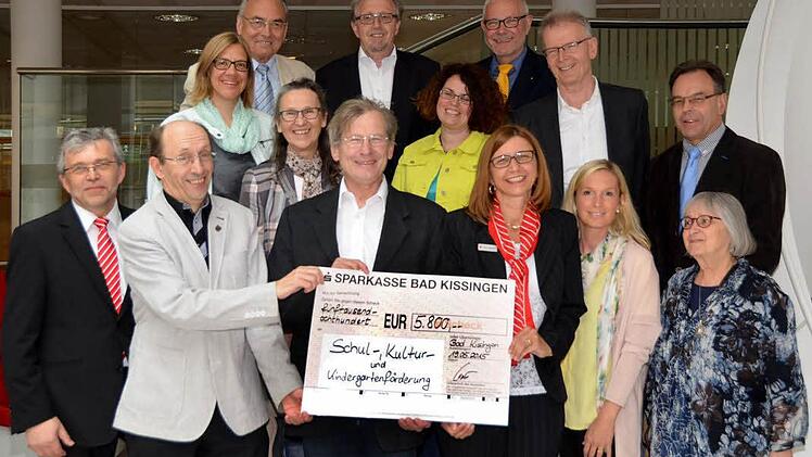5800 Euro aus dem Spendentopf des Sparkassen-PS-Sparens gingen an zwölf Kissinger Vereine, Schulen und Kindergärten. Die beiden Geschäftsstellenleiter Christoph Behr (Bad Kissingen) und Karin Matthes (Garitz) überreichten den symbolischen Scheck. Foto: Peter Rauch