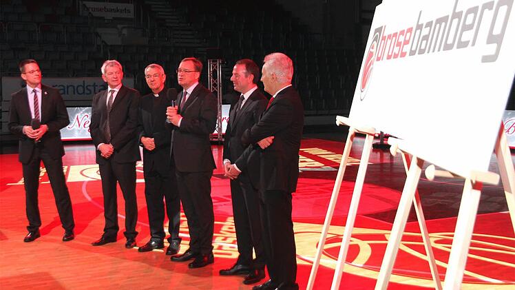 Oberbürgermeister Andreas Starke freute sich riesig über das "Gastgeschenk" für die Basketball-Hauptstadt Bamberg.