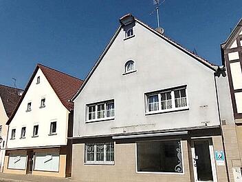 Um diese beiden Häuser dreht sich die Bauvoranfrage für einen Abriss und einen Neubau.  Foto: Petra Malbrich