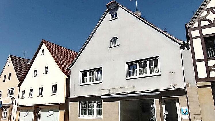 Um diese beiden Häuser dreht sich die Bauvoranfrage für einen Abriss und einen Neubau.  Foto: Petra Malbrich