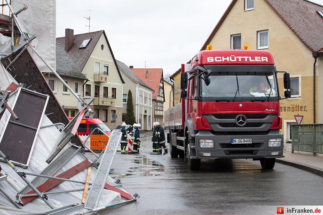 Stürmischer Samstag: Randtief „Eckhart“ hat auch in Mittelfranken Sturmböen im Gepäck - Gerüst teilweise eingestürzt - Umgestürzter Baum blockiert Zugstrecke
