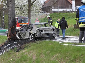 Das Fahrzeug brannte nach dem Zusammenstoß mit dem Baum komplett aus. Ein Mann im Wageninneren verstarb, hieß es seitens der Polizei.  Foto: Jochen Nützel