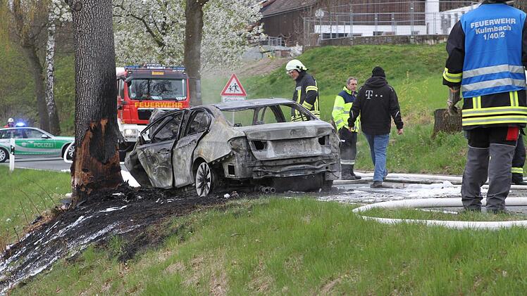Das Fahrzeug brannte nach dem Zusammenstoß mit dem Baum komplett aus. Ein Mann im Wageninneren verstarb, hieß es seitens der Polizei.  Foto: Jochen Nützel