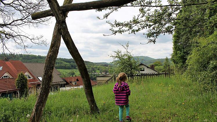 Stillgelegt und überwuchert: Der Spielplatz am Obertor soll in wenigen Wochen mit neuen Spielgeräten bestückt werden. Foto: Julia Raab