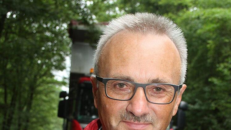 ... sein Mitarbeiter Walter Amstätter rechneten vor, dass der Vollausbau für die Gemeinde teurer gekommen wäre als die großflächige Sanierung. Fotos: Sonny Adam