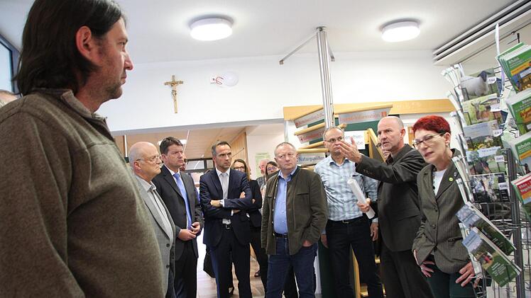 Hier wird über die Umgestaltung des Foyers beraten. Foto: Ulrike Müller