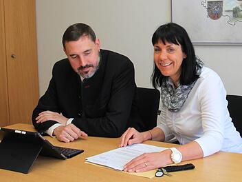Der Pressesprecher Andreas Grosch und die Integrationslotsin Karin Pfeiffer freuen sich darauf, neue Projekte im Landkreis anzugehen. Foto: Jutta Rudel