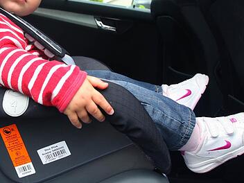 Sicherlich staunte dieser Dieb in R&uuml;sselsheim bei Frankfurt am Main nicht schlecht, als er auf dem R&uuml;cksitz eines gestohlenen Autos zwei Kinder sitzen sah. Er lie&szlig; sie kurze Zeit sp&auml;ter aussteigen. Jetzt hat die Polizei einen Verd&auml;chtigen festgenommen. Symbolbild, Foto: Frank May dpa/lby