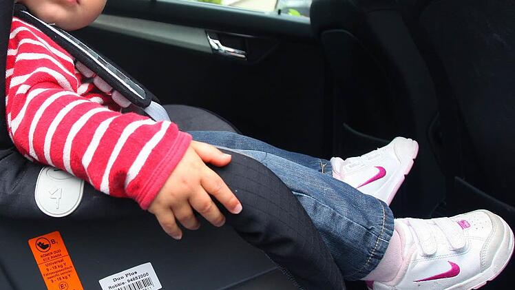 Sicherlich staunte dieser Dieb in R&uuml;sselsheim bei Frankfurt am Main nicht schlecht, als er auf dem R&uuml;cksitz eines gestohlenen Autos zwei Kinder sitzen sah. Er lie&szlig; sie kurze Zeit sp&auml;ter aussteigen. Jetzt hat die Polizei einen Verd&auml;chtigen festgenommen. Symbolbild, Foto: Frank May dpa/lby