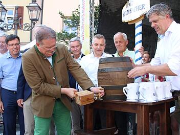 Start ins Altstadtfest: Oberbürgermeister Henry Schramm sticht ein Fass Bier an, die Städtische Jugendkapelle musiziert.Dagmar Besand