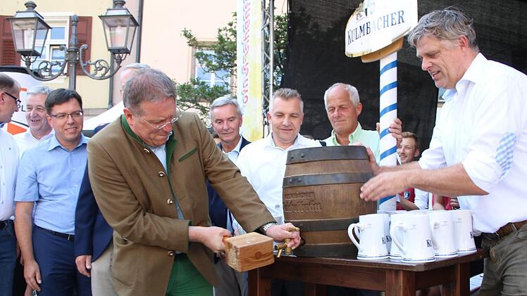 Start ins Altstadtfest: Oberbürgermeister Henry Schramm sticht ein Fass Bier an, die Städtische Jugendkapelle musiziert.Dagmar Besand