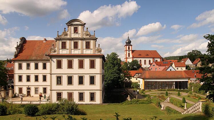 Das Schloss der Stauffenberg mit der Pfarrkirche Maria Himmelfahrt.  Fotos: Günther Geiling