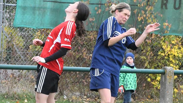 Augen zu und hoch:  Julia Seidling (links, Herbstadt) und Sandra Hocke (Albertshausen) im Luftkampf um den Ball.Hopf