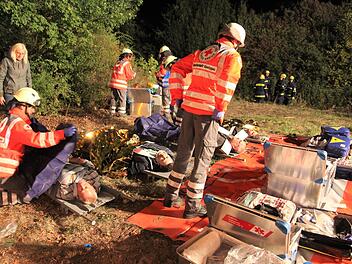 40 Verletzte unterschiedlicher Schweregrade mussten von den Sanit&auml;tseinheiten an insgesamt zwei Patientenablagen medizinisch erstversorgt werden. Anschlie&szlig;end wurden sie mit Rettungsfahrzeugen abtransportiert.        Michael Will/BRK