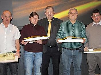 Die Mitarbeiter, die f&uuml;r 45 und 40 Jahre Betriebszugeh&ouml;rigkeit geehrt wurden, mit im Bild Carl-August Heinz (Mitte) Foto: Veronika Schadeck
