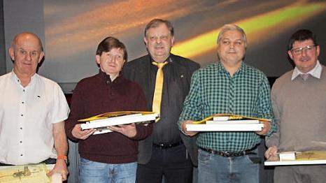 Die Mitarbeiter, die f&uuml;r 45 und 40 Jahre Betriebszugeh&ouml;rigkeit geehrt wurden, mit im Bild Carl-August Heinz (Mitte) Foto: Veronika Schadeck