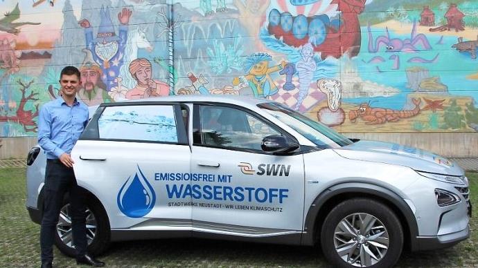 Simon Weber mit dem Wasserstoffauto der Stadtwerke Neustadt. Foto: CT-Archiv