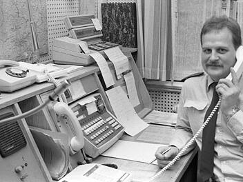 Ein Bild aus den letzten Arbeitstagen in der alten Polizeiinspektion der Erhardstraße. Enge bestimmte den Alltag in der Einsatzzentrale.  Die Fenster waren zugig. Die Ausstattung veraltet.Archiv Saale-Zeitung/WernerHerbst