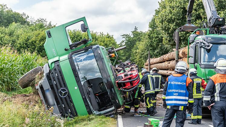 Hiltpoltstein: Holztransporter kippt in Straßengraben - stundenlange Sperre auf B2