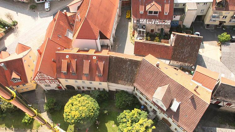 Das ist der Blick in die Tiefe, der sich den Dachdeckern bei ihren Arbeiten am Kirchturm bietet. Foto: Heike Beudert