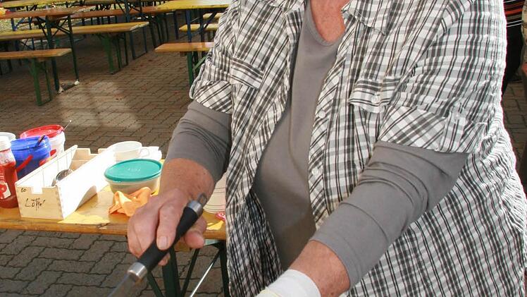 Aloisia Schmidt hatte alle Hände voll zu tun, um die Kürbissuppe auszuschenken - aber das Rezept verriet sie nicht.