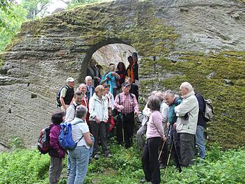 Nach dem Gang an der Eberner Stadtmauer entlang waren Ruine und Geotop Rotenhan die zweite Sehenswürdigkeit entlang der Wanderroute.