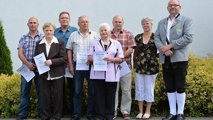 Urkunden gab es für die 25-jährige und 40-jährige Vereinsmitgliedschaft. Dirigent Thomas Kirchner freut´s.