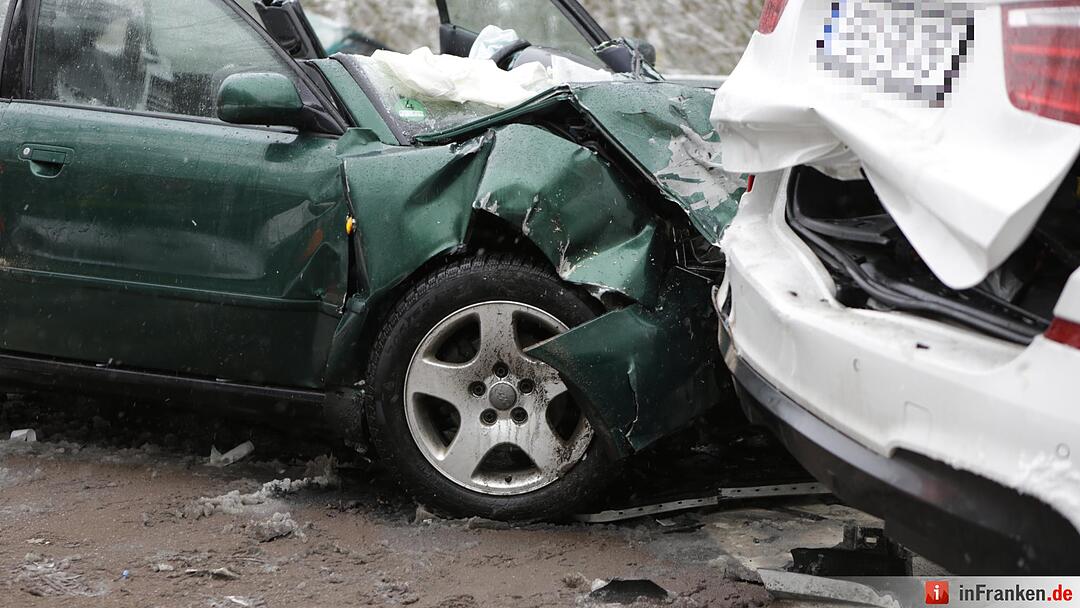 Starker Schneefall: Fünf Schwerverletzte nach Überholvorgang