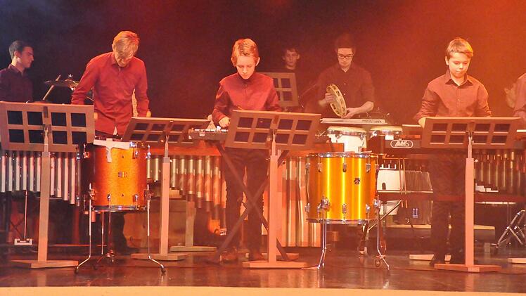 Ob Marimbaphon, Aluleiter, Mülltonne - die jungen Musiker von "KissPercussiva" beherrschen nicht nur das Schlagwerk eines Orchesters. Foto: Peter Klopf