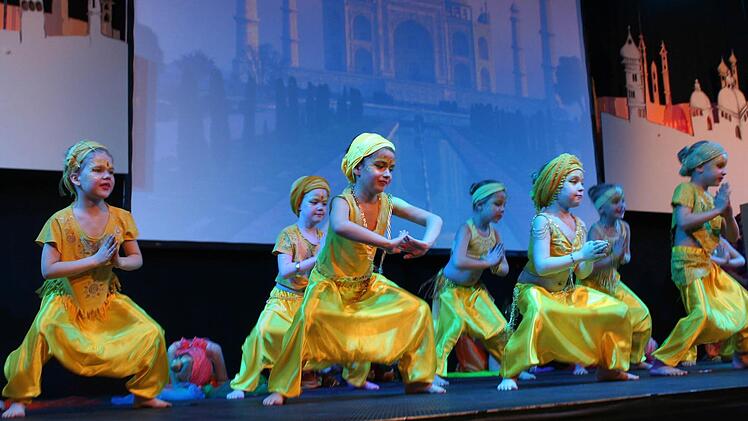 Bollywood in Schlüsselfeld. Leiterin Barbara Nowak brachte mit ihren Kids "120 Beine" auf die Bühne.