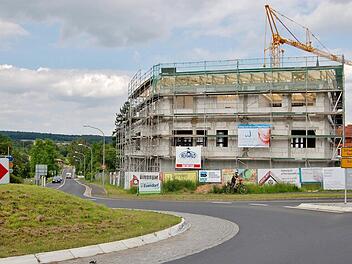 Das neue Praxisgebäude der Zahnärzte Wahler steht direkt an der Euerdorfer Ortseinfahrt am Kreisel. 1100 Quadratmeter Nutzfläche bietet der Neubau. Foto: Sigismund von Dorbschütz