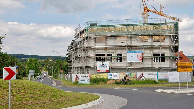 Das neue Praxisgebäude der Zahnärzte Wahler steht direkt an der Euerdorfer Ortseinfahrt am Kreisel. 1100 Quadratmeter Nutzfläche bietet der Neubau. Foto: Sigismund von Dorbschütz