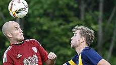 Der TSVler Jörg Arnold (l.) klärt vor dem Gaustadter Sebastian Baum. Fotos: sportpress