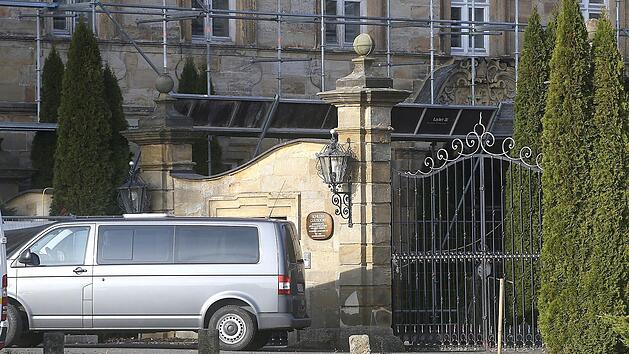 Am Donnerstag r&uuml;ckten die Ermittler mit mehreren Kleinbussen vor dem Pflegeheim zwischen Busendorf (Kreis Bamberg) und Ebern (Kreis Ha&szlig;berge) an, um Beweismittel zu sichern.&nbsp; Foto: News5/Herse