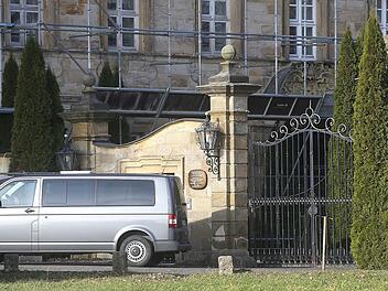 Am Donnerstag rückten die Ermittler mit mehreren Kleinbussen vor dem Pflegeheim zwischen Busendorf (Kreis Bamberg) und Ebern (Kreis Haßberge) an, um Beweismittel zu sichern.  Foto: News5/Herse